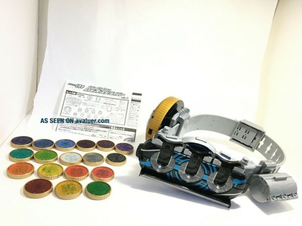 Cintura DX OOO Driver 10° Anniversario - Bandai Spirits Kamen Rider, Con 9 Medaglie, Suoni Trasformazione